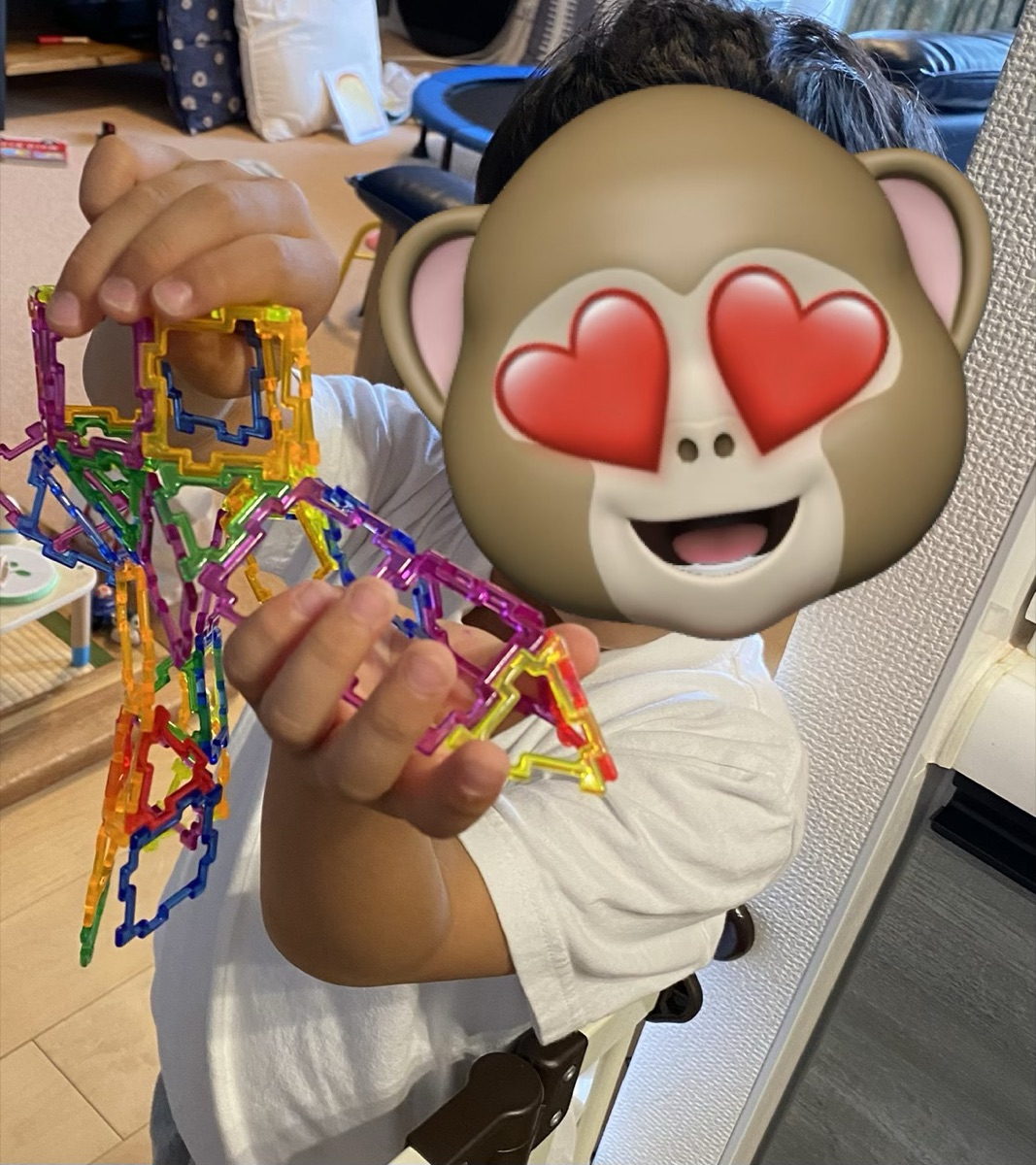 ワンダーボックスのキットで遊ぶ子どもの様子(別カット)
